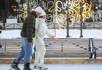 Главный каток Новосибирска начали монтировать в Центральном парке