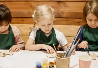 Чудо-фабрика: как в Новосибирске дети создают игрушки на настоящем станке