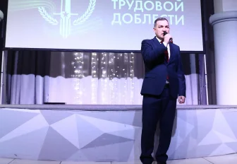 Мэр Кудрявцев: школам Новосибирска вручили памятные знаки за Победу