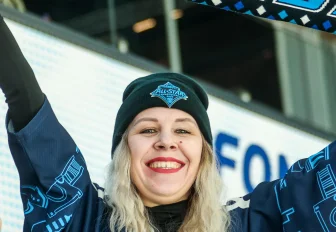 Болельщики массово закидают шапками лёд после матча «Сибири» с Шанхаем