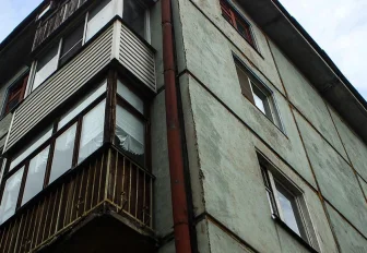 Половину семей расселили из ветхой пятиэтажной хрущёвки в Новосибирске