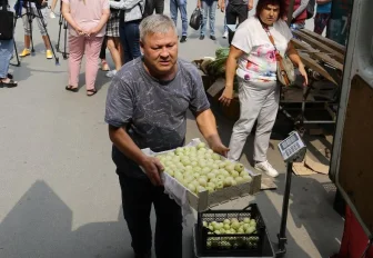 Тонну продуктов изъяли у нелегальных торговцев в Новосибирске