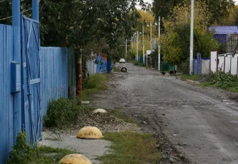 Как жильцы улицы Томьусинской избавились от грязи на дороге