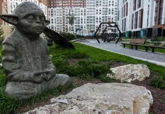 Летящая женщина и Магистр Йода: обзор необычных памятников Новосибирска