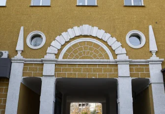 Для великанов и декадентов: новосибирские дома с самыми необычными арками