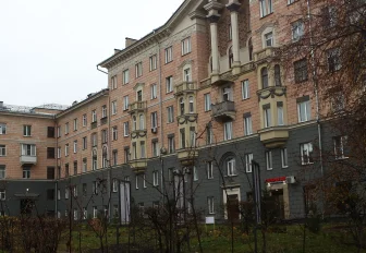 Парк из 500 растений разбили перед эффектной сталинкой на Станиславского