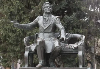 Мэр Кудрявцев открыл обновлённый памятник Глинке и Аллею связистов