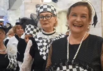 «Шахматные королевы» элегантного возраста продефилировали по подиуму