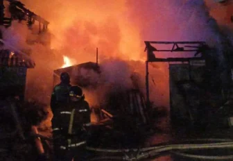 Четыре газовых баллона вынесли из горящей усадьбы пожарные в Новосибирске