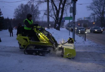 Уникальный ледоруб будут применять на остановках в Кировском районе