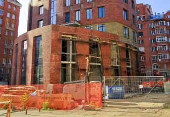 Бионический дом с одним углом достроили в центре Новосибирска