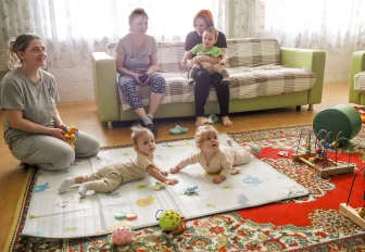 Шаг к новой жизни: как молодым мамам помогают в кризисных ситуациях