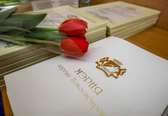 Мэр Максим Кудрявцев поздравляет сибирячек с Международным женским днём