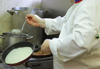 Новосибирцам советуют жарить блины на маслах авокадо и гхи