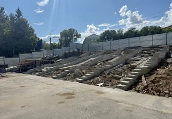 Опасную лестницу у облбольницы начали разбирать в Новосибирске