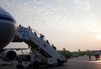 Летевший в Новосибирск вахтовик-дебошир ударил бортпроводника