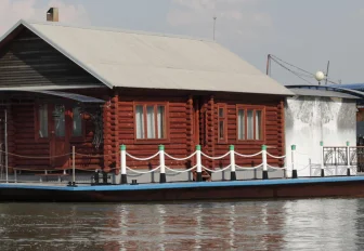 Плывёшь и паришься: как выглядит уникальная дача-баржа на Оби