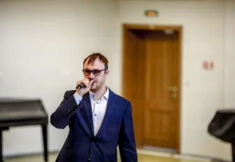 «Быть добрее к другим»: незрячий психолог помогает людям в Новосибирске