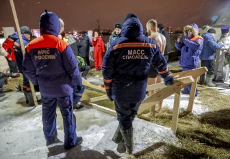 Спасатели проверили толщину льда перед Крещением в Новосибирске