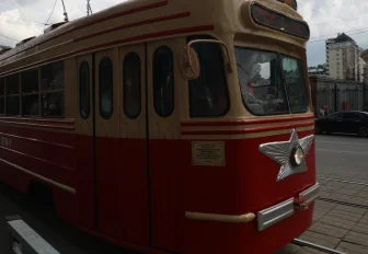 Раритетный трамвайный вагон из 1950-х передали Новосибирску