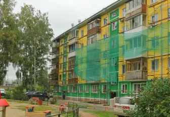 Ремонт фасада 60-летней хрущёвки заканчивают на улице Ватутина