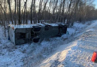 Грузовик опрокинул автобус с 43 пассажирами на Ордынской трассе