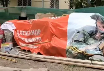 Извиниться за портрет героя на куче мусора потребовал мэр Новосибирска