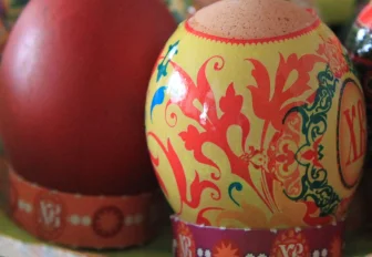 Писанки, крапанки и драпанки: семь способов покрасить яйца на Пасху