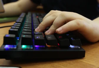 Как защитить ребёнка от вербовки и нежелательного контента: советы МВД