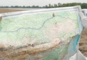 Карту Болгарии нашли на уборке берега Оби в Заельцовском парке