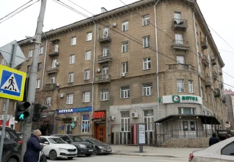 Дом с уникальной лепниной реконструируют на улице Ленина в Новосибирске