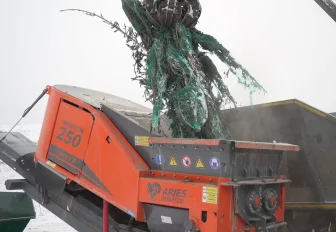 Зелёная утилизация: новогодние ёлки измельчают шредером в Новосибирске