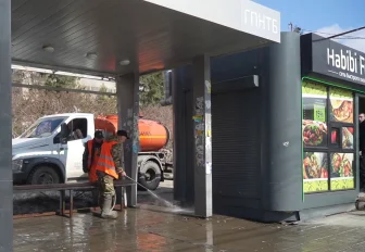 Весенняя уборка: ДЭУ приступили к мытью остановок в Новосибирске