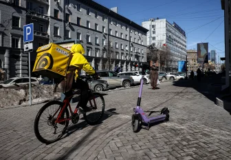 Разбросанные по Новосибирску самокаты начнут эвакуировать на спецстоянку