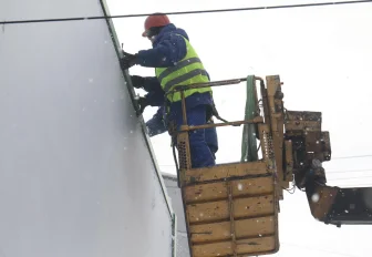 «Это наследие 90-х»: Красный проспект очищают от рекламы