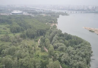 В парке «Усть-Тула» на берегу Оби оборудуют две площадки для отдыха