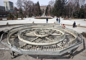 Фонтаны Новосибирска готовят к сезону: репортаж из Первомайского сквера