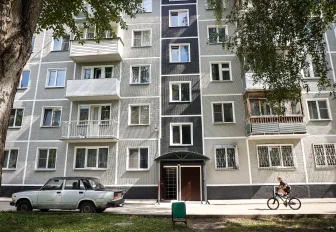 Бархатный серый цвет выбрали жители для домов на Петухова в Новосибирске