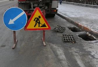 На дорогах Новосибирска начали расконсервацию дождеприёмников