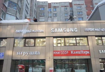 Со зданий в центре Новосибирска сбрасывают снег: треть крыш уже очистили