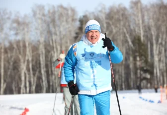 Мэр Кудрявцев принял участие в забеге «Лыжня России» в Новосибирске
