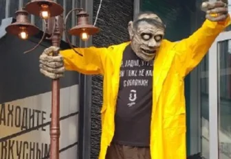 Статую зомби в жёлтом плаще установили на площади Ленина в Новосибирске