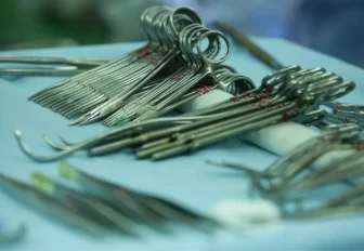 Новосибирские кардиохирурги заменили 14-летней девочке сердечный клапан 