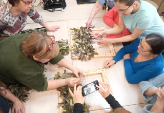 Новосибирцев учат плести нашлемники и маскировочные сети для СВО