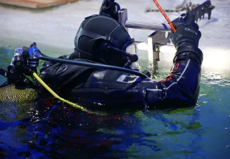 Провалившуюся под лёд 8-летнюю девочку ищут водолазы в Новосибирске (18+)