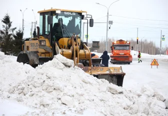 Горы снега намело на Родниках: как дорожники борются с сугробами