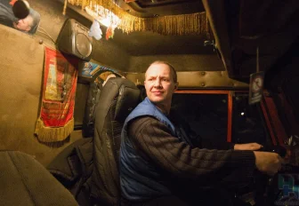 Водитель мусоровоза: «Зимой ёлки, осенью капуста — мешками выкидывают»