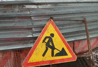 Два автобуса и маршрутку пустили в объезд разрытия на Новоуральской