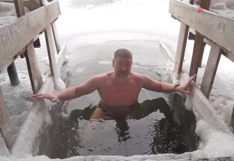 «Не кричите»: морж с 20-летним стажем рассказал, как нырять в купель