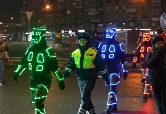 «Засветись!»: танцоры устроили на площади Калинина неоновое шоу с ГАИ